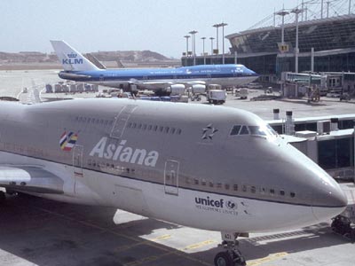 Der Jumbo der Asiana Airlines in Seoul