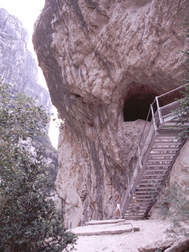 Lange Tunnelstrecke in der Schlucht