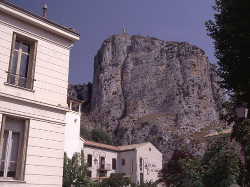 Die Kapelle Notre Dame du Roc thront hoch ber Castellane