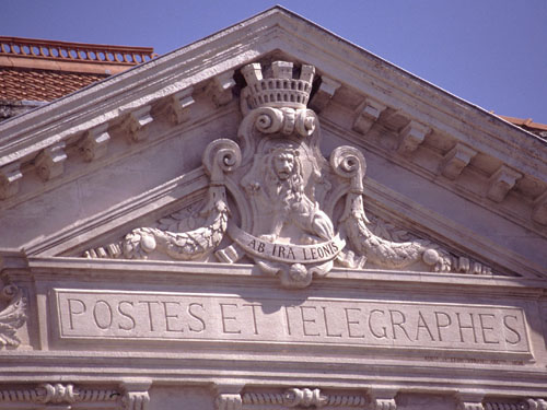 Giebel des Postamtes in Arles