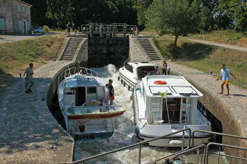 Eine der vielen alten Schleusen am Kanal