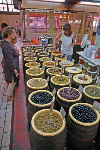 Eingelegte Oliven in Béziers Markthalle